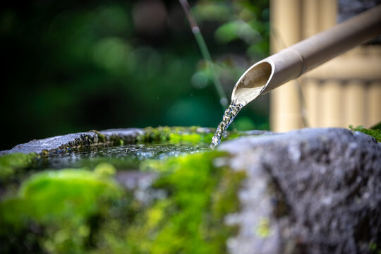 日本のつくばい 和風イメージ 日本庭園 © TOMO