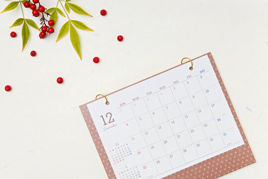 白南天の葉と赤い実と12月カレンダー
