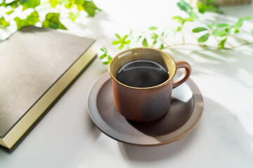 ホットコーヒーとハードカバーの本