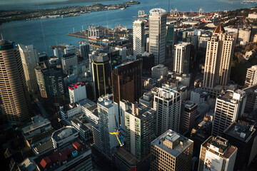 Fototapeta premium Man jumping over Downtown from the Sky Tower Observatory Auckland, New Zealand
