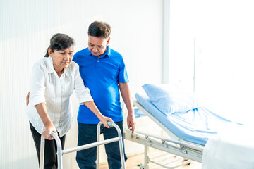 Obraz premium The husband is closely caring for his Asian wife who is being treated at the hospital. with love for each other, the concept of love for the elderly