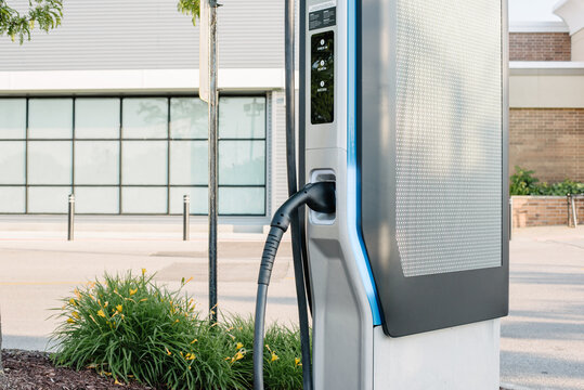 Fast electric vehicle charging station