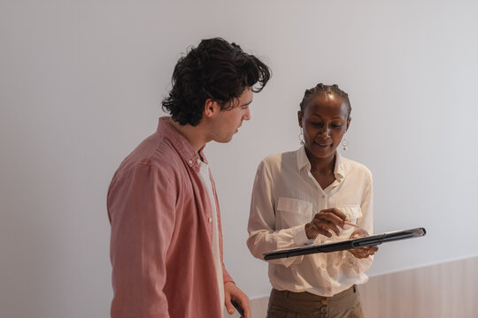 Black woman explaining data to colleague