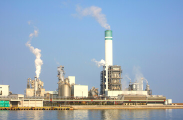 海に面した場所に建てられた工業地帯