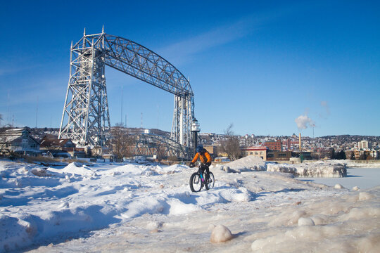Man fatbiking