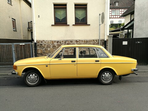 Volvo 144 Stufenheck Limousine der Sechziger Jahre und Siebziger Jahre am 25.07.2018 beim Oldtimertreffen Golden Oldies in den Gassen von Wettenberg Krofdorf-Gleiberg bei Gie&szlig;en in Hessen