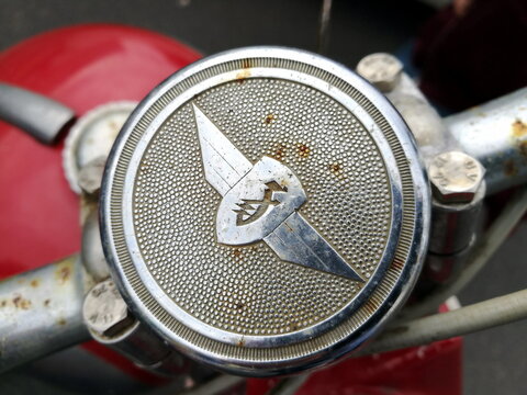 Altes Z&uuml;ndapp Logo und Markenzeichen eines roten Moped der F&uuml;nfzigerjahre und Wirtschaftswunder &Auml;ra am 29.07.2018 beim OldtimertreffenGolden Oldies in Wettenberg Krofdorf-Gleiberg bei Gie&szlig;en in Hessen