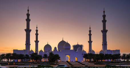 Grande mosquée d'Abu Dhabi au crépuscule. - 560731722
