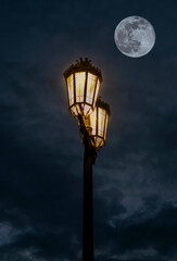 Fototapeta na wymiar Iluminando la luna