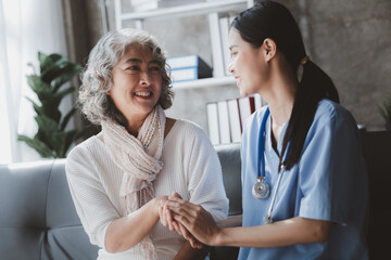 Obraz premium Doctors are talking to explain medication and health care to elderly patients, elderly people with underlying diseases need to be closely monitored by doctors and relatives. caring for the elderly.