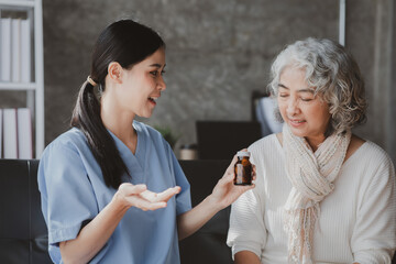 Doctors are talking to explain medication and health care to elderly patients, elderly people with underlying diseases need to be closely monitored by doctors and relatives. caring for the elderly.
