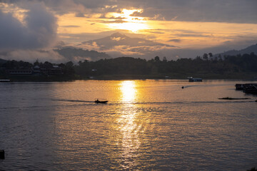 Obraz premium Morning view of the river with fishermen. and the light from the beautiful morning sunrise