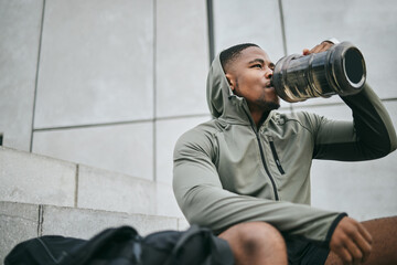 Fitness, relax or black man drinking water in training or exercise for body recovery or workout in Chicago, USA. Hydration, thirsty or tired healthy sports athlete drinks natural liquid in bottle - obrazy, fototapety, plakaty