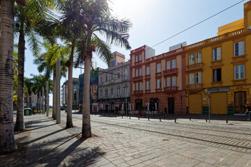 Plac na starym mieście w Santa Cruz de Tenerife z palmami, torami i trakcją linii tramwajowej. - obrazy, fototapety, plakaty