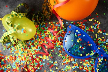 Partychaos zu Fasching oder Geburtstag mit Konfetti, Luftschlangen, große Brille und Ballons