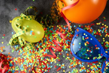 Partychaos zu Fasching oder Geburtstag mit Konfetti, Luftschlangen, große Brille und Ballons