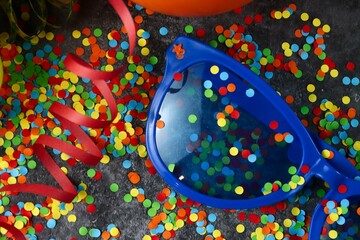 Partychaos zu Fasching oder Geburtstag mit Konfetti, Luftschlangen, große Brille und Ballons