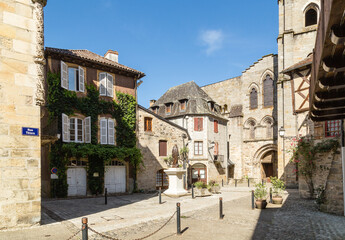  Charmante petite place d'un village médiéval en pierres avec une abbaye. Beaulieu sur Dordogne,...