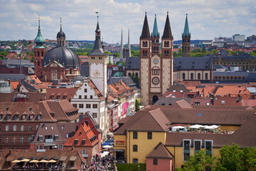Blick von der Festung Marienberg auf die historische Altstadt und die Alte Mainbrücke von...