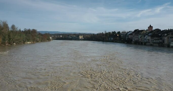 Schneller und turbulenter Rheinlauf zwischen dem neuen Wasserkraftwerk und Alte Brücke von Rheinfelden zwischen Deutschland und Schweiz
