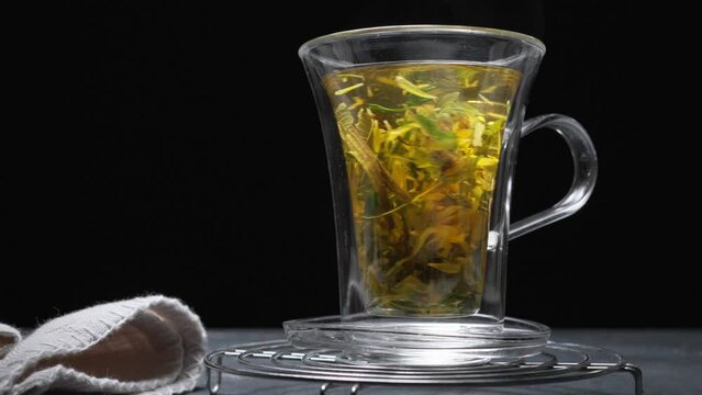 Tee dreht sich in einem Glas