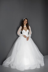 Fototapeta na wymiar stylish caucasian bride in white wedding dress 