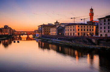 Fototapeta premium Famous Ponte Vecchio bridge and Palazzo Vecchio at sunset, Florence, Italy