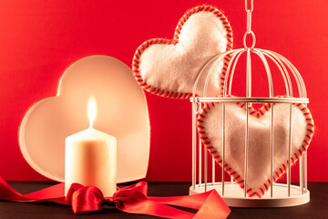 Composition pour la Saint-Valentin avec des cœurs blancs et rouges et des bougies. 