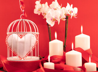Composition pour la Saint-Valentin avec un cœur blanc et rouge dans une cage à oiseau et des...
