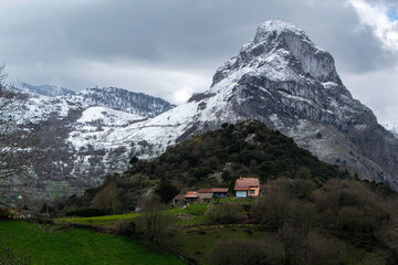 Fototapeta na wymiar Pico Peñamellera, Cavandi, Robriguero, Bores, Asturias, Peñamellera baja