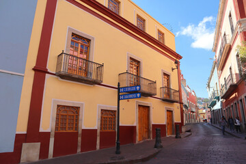 Fototapeta na wymiar Arquitectura de Guanajuato Capital 2023 // Guanajuato City's Architecture 2023