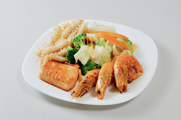 Pratro de comida oriental , camarão ,salmão , lula e vegetais