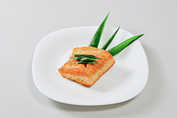 Salmão assado e decorado em fundo branco