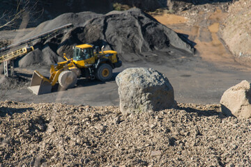 Bergbau - Symbolfoto mit Raupe