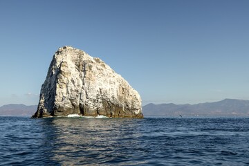 Fototapeta na wymiar Morros de Potosi in Zihuatanejo Guerrero, islands of beautiful rocks