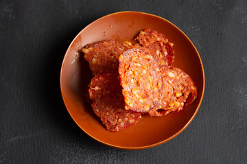 rodajas de pepperoni vistas desde arriba