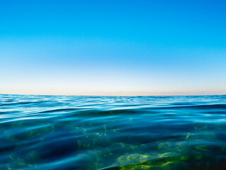 Obraz premium ocean surface with sky and reflections 