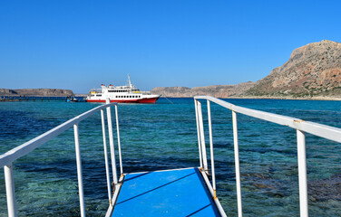 Fototapeta na wymiar Schiffsanleger vor der Insel Tigani in der Balos Bucht, Kreta (Griechenland)