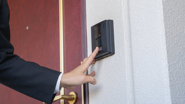 インターホンを鳴らす