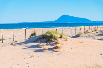 Hermoso paisaje de costa mediterránea, con dunas y arena fina.  - obrazy, fototapety, plakaty
