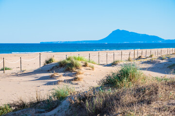 Fototapeta na wymiar Hermoso paisaje de costa mediterránea, con dunas y arena fina. 