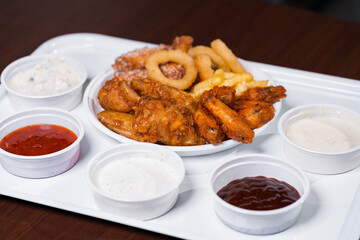 chicken wings with fries