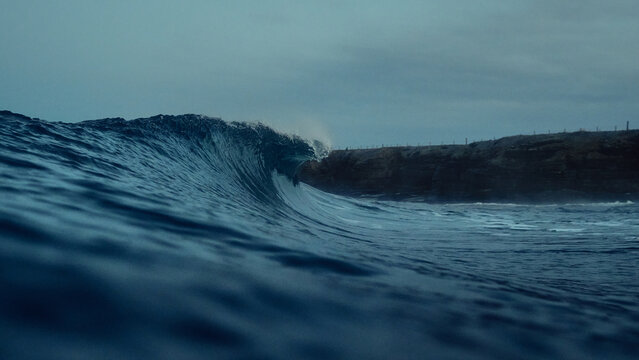 Breaking wave