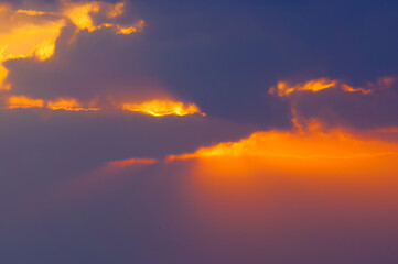 雲間からのぞむ太陽