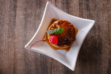 Flan con hoja de menta y cereza  © Paula