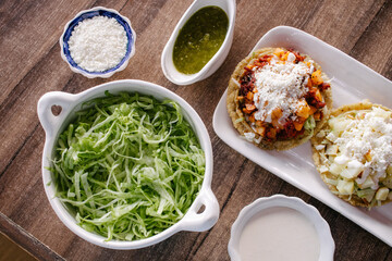 Tres sopes con lechuga, crema, queso y salsa 