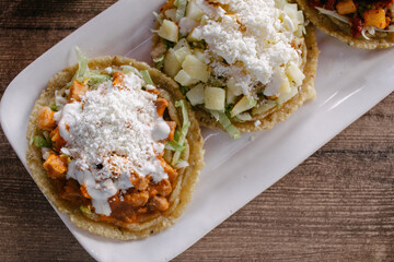 Sopes de guisado con crema y queso 