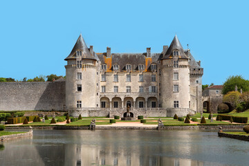 Obraz premium Charente-Maritime - Saint-Savinien - Vue sur le Chateau de la Roche-Courbon