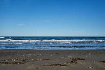 Fototapeta premium 北海道稚内市 宗谷湾の砂浜 