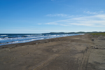 北海道稚内市　宗谷湾の砂浜と宗谷丘陵
